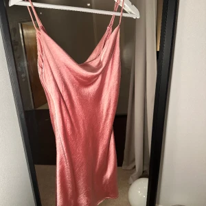 Rosa satin klänning  - Älskar denna från Gina , skön , söt , underbar färg och passar vid alla tillfällen🩷🩷🩷