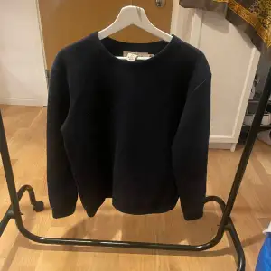 Mörkblå h&m tröja storlek M (lämnas antingen nytvättad/strykt eller båda)