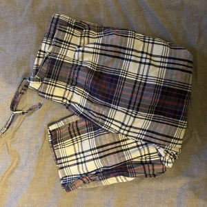 Randiga pyjamasbyxor - Säljer nu dessa randiga pyjamasbyxor från H&M, det är en herrstorlek i storlek XS