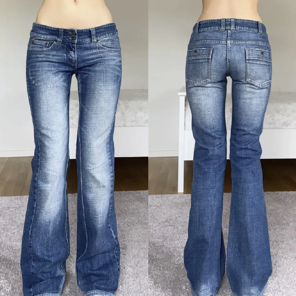 Suuper fina jeans från vero Moda som tyvärr var för stora för mig. Köpta av en annan användare här på Plick, jätte fint skick. Midja 86cm och innerben 82cm. Bilderna är lånade av den tidigare säljaren, men egna bilder kan självklart tas vid intresse💕. Jeans & Byxor.