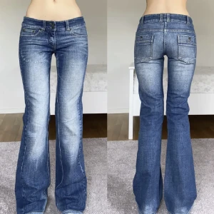 Lågmidjade bootcut jeans - Suuper fina jeans från vero Moda som tyvärr var för stora för mig. Köpta av en annan användare här på Plick, jätte fint skick. Midja 86cm och innerben 82cm. Bilderna är lånade av den tidigare säljaren, men egna bilder kan självklart tas vid intresse💕