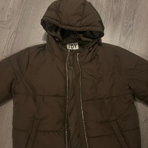 Brun vinterjacka  - Brun vinterjacka. Från JDY. Strl M. Fint skick då den knappt är använd. 195 kr. Betalning sker endast via swish och köparen betalar frakten 🤎