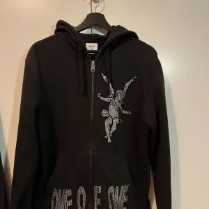 One of one zip hoodie jätte fint skick (som ny) alla stenar är kvar, storlek M/vid frågor eller funderingar är det bara höra av sig