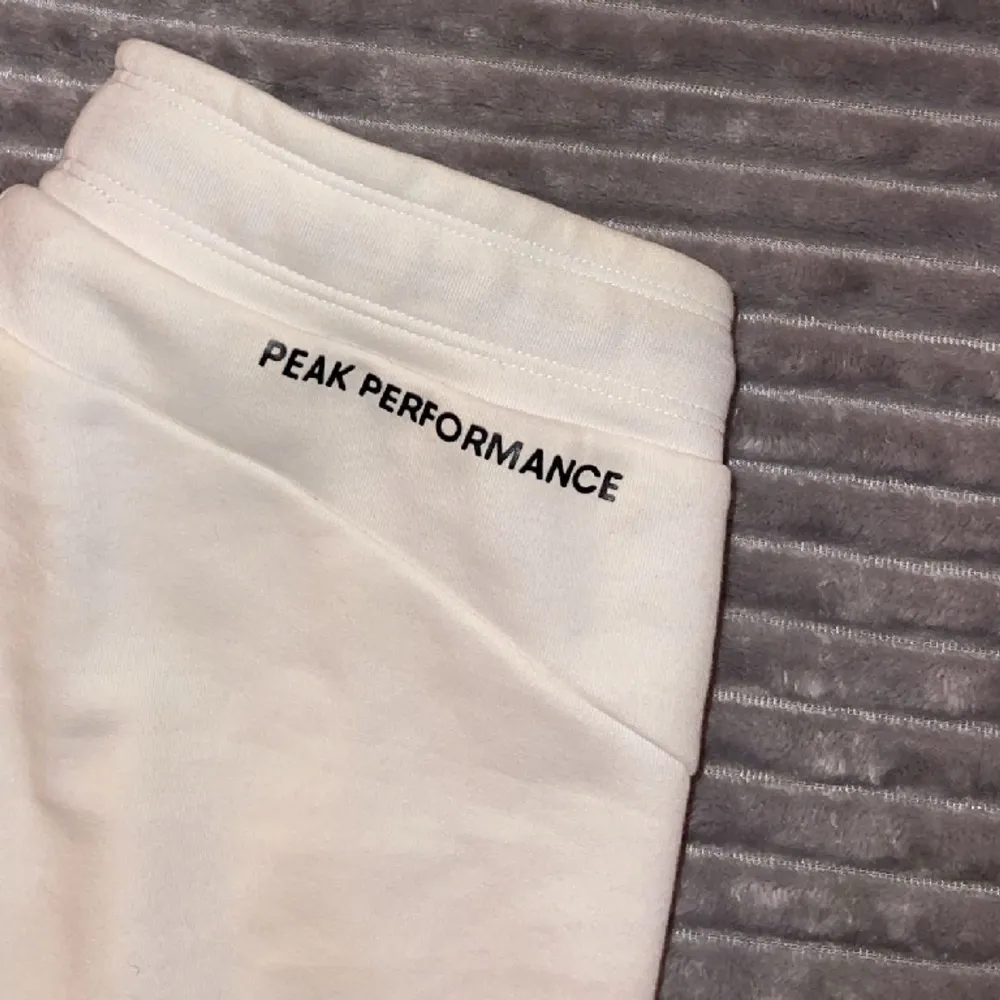 Vita mjukisshorts ifrån Peak Performance. Storlek: S. Shorts.