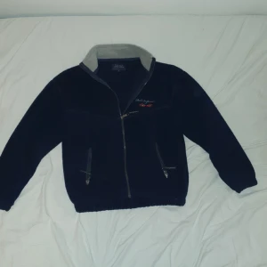 Vintage peak performance fleece  - Fet vintage peak performance fleece som är i galet skick för sin ålder. Jackan är från tidigt 2000-tal   Hör av dig om du har nån fråga!
