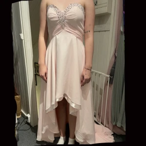 Rosa balklänning  - Säljer denna rosa balklänning från JJ’s house. Var inte som jag tänkt mig, samt för stor. Har vanligtvis 36/38 i stl. Den är bra i midjan, men över bysten är den något stor. Har 75B vanligtvis. Den är i nyskick🩷