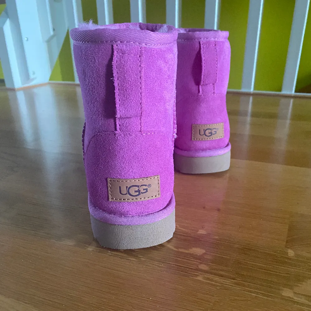 Jätte fina uggs som är helt oanvända och nyköpta. Skorna passar perfekt till vintern och har färgen rosa. Pris kan diskuteras❄️❄️⛄️❤️. Skor.