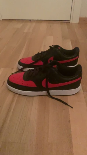 svartröda nikes - helt oanvända, perfekt skick