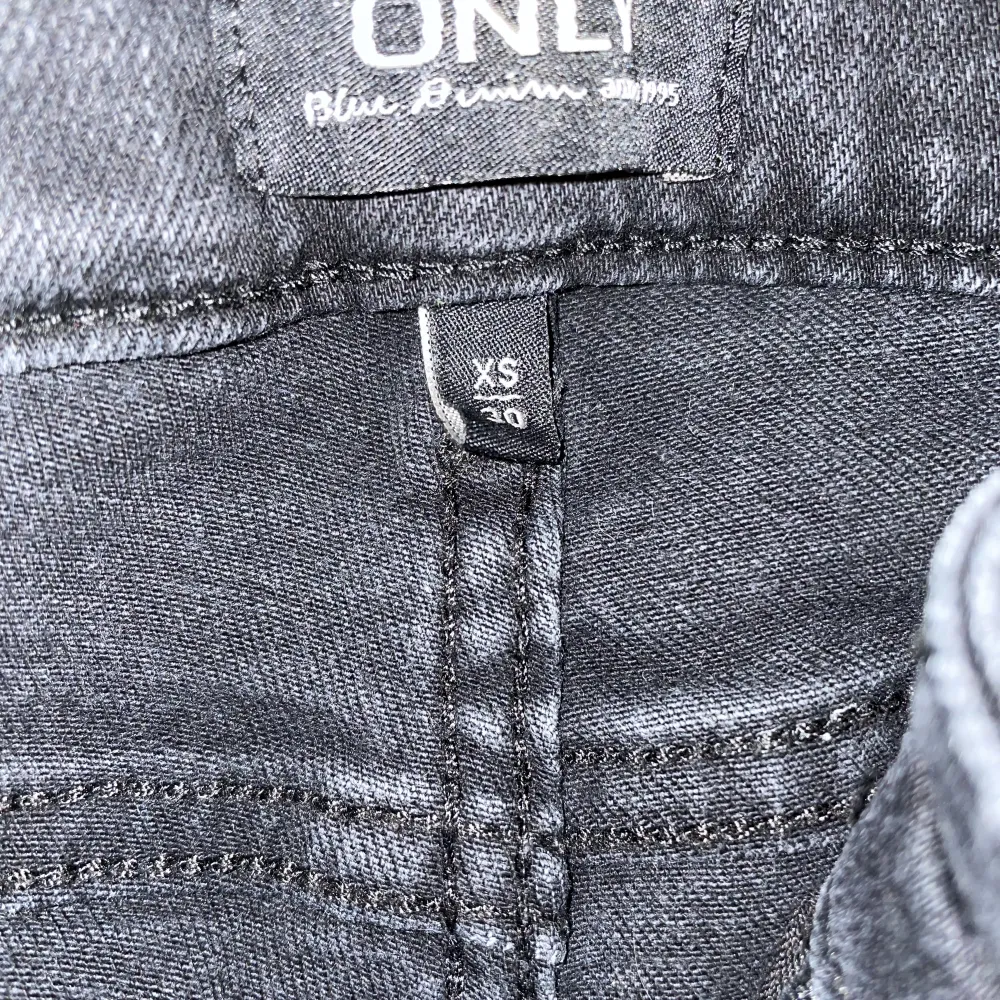 Använda 2-3 gånger, jättefina mellanmidjade Bootcut jeans från only. (Nypris 520kr) säljer för 320kr inkl frakt. Jeans & Byxor.