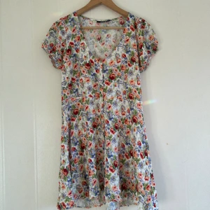 🌸blommig klänning i storlek M🌸 - Blommig klänning i storlek M från märket motel🫶🏼 Köparen står för frakt!🌸