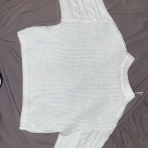 Stickad tröja - En stickad tröja med mönster på armar å framsida för mer bilder kontakta mig använd 2 gånger 