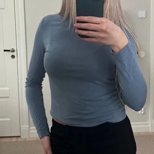 Ljusblå tröja  - Ljusblå tröja från Monki i storlek S. Tunnt men väldigt lent material som faller perfekt mot kroppen! 