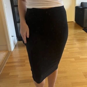 Kjol - Ribbad kjol. Enbart provad, aldrig använd.