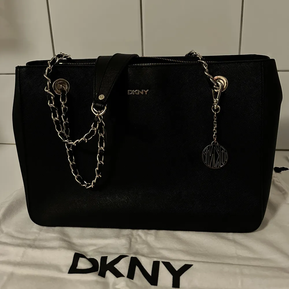 Väska från DKNY, knappt använd. Inga skavanker. Självklart äkta! Dustbag medföljer. Väskor.