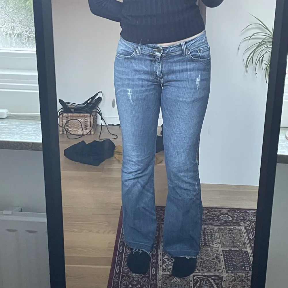 Sjukt snygga jeans men är tyvärr lite korta på mig som är 167. Finns en tråd som är lite lös vid grenen, inte trasig dock. Skriv för mått eller fler bilder:). Jeans & Byxor.