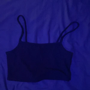 Somrig tröja!! 🎀 - En kort tröja som är skön att använda efter stranden, ute på klubben eller vid andra tillfällen! 30kr+ frakt så är den din!👏🏻😇obs! Sitter som en S