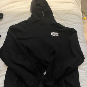 Billionaire boys club Svart Hoodie -  Säljer en av mina favorit hoodies från pharell och Nigos märke ”BBC” då den inte kommer till användning längre. Den är varsamt använd och har inga synliga flaws. Den är i XXl men passar mig som har L/XL.  Skicka gärna ett dm om du har några funderingar. 