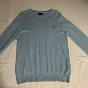 Stickad Lyle & Scott tröja  - Väldigt bekväm tröja är i bra skick och är knappt använd. Säljer pga använder den inte längre. Passar storlek S