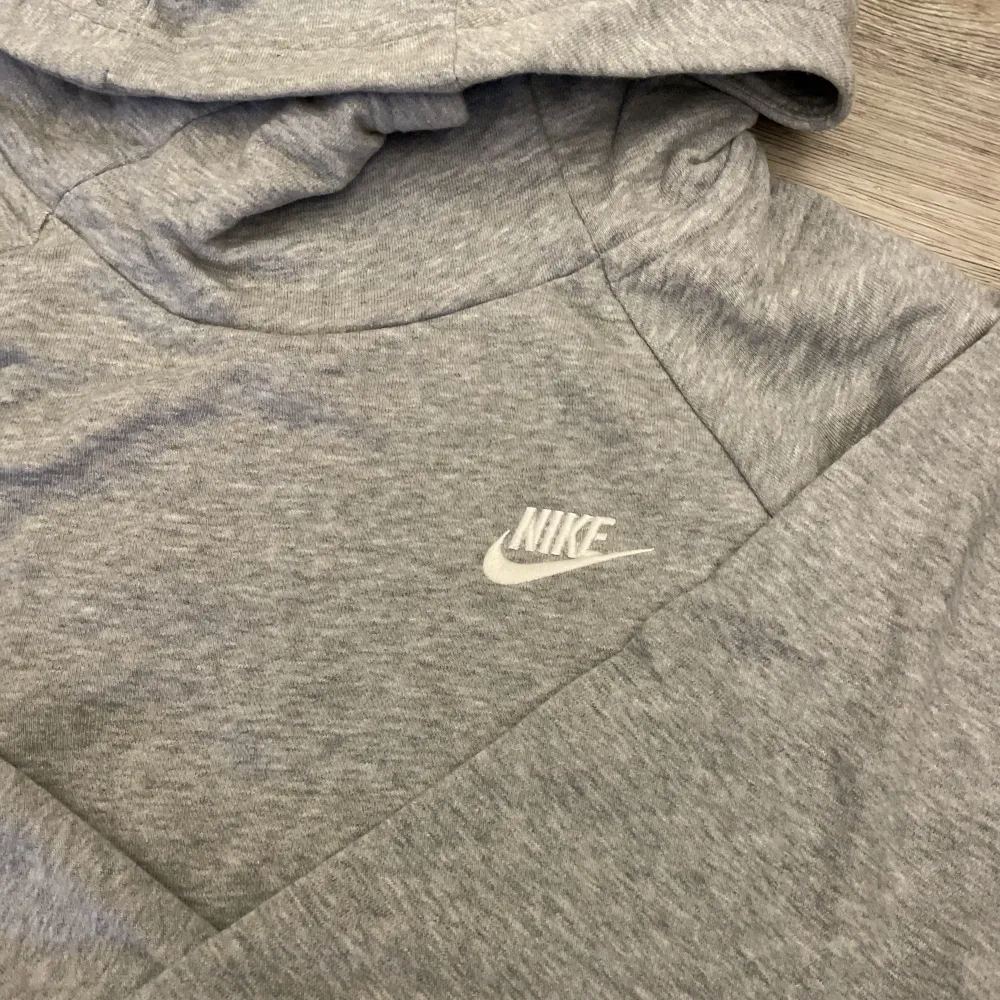 Super snygg grå Nike Hoodie i storlek S. Aldrig använd så helt ny!. Hoodies.