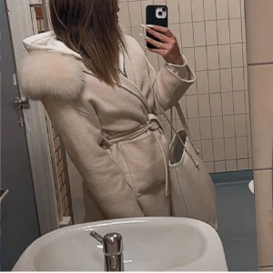 Vit furstockholm Kappa💞 - Säljer denna kappa från furstockholm💞nyskick,använd fåtal gånger. Köptes i september.  Säljer pga inte min stil längre 💞  Äkta ull och päls ! Nypris: 2100kr