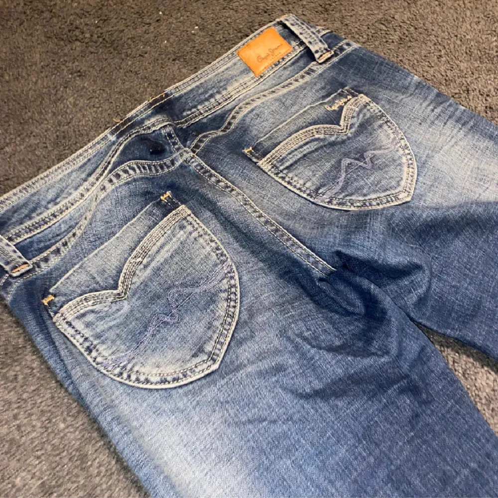 Lånade bilder❣️Säljer dessa sjukt snygga Pepe jeans som inte längre kommer till användning ❤️Det finns ett snöre i byxorna som man kan knyta om man vill att de ska sitta tajtare runt midjan 🤗De är lite söndertrampade längst ner skriv för frågor/bild❣️. Jeans & Byxor.