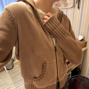 Corduroy zipup - En halvt stickad/ halvt corduroy manchester ish tyg zipup! Perfekt nu när det är kallt 🤎Så cozy, har 2 st dragkedjor så man både dra igen och öppna dragkedjan samtidigt som i bild 1. Köpt secondhand, sällan använd. XL på lappen men passar som M