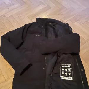 Vinterjacka Jack & Jones  - Vinterjacka storlek S  Svart, waterrepellant, 