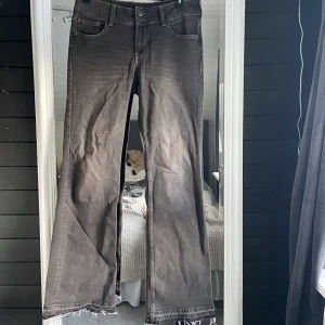 Jeans - Suprer snygga lågmidjade jeans med coola fickor från H&m⭐️ bra skick, de är dock spräddadd nere i benen för att bli längre