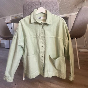 MintGrön jacka - Säljer min supersnygga mintgröna jeansjacka från Zara!! Nästan aldrig använd tyvärr så hoppas på en bättre ägare 😀😍 