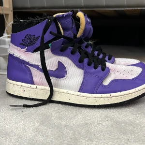 Nike jordan air zoom - Bra kvalitet, dom har blivit lite missfärgade men annars är dom okej. Orginal lådan och kvittot följer inte med, men dom är riktiga köpta på nike butiker för ca 1,7. Priset kan diskuteras vill bara få bort dom. 