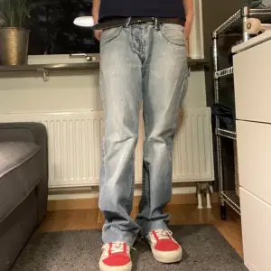 straight jeans med dragkedja på bakfickan 