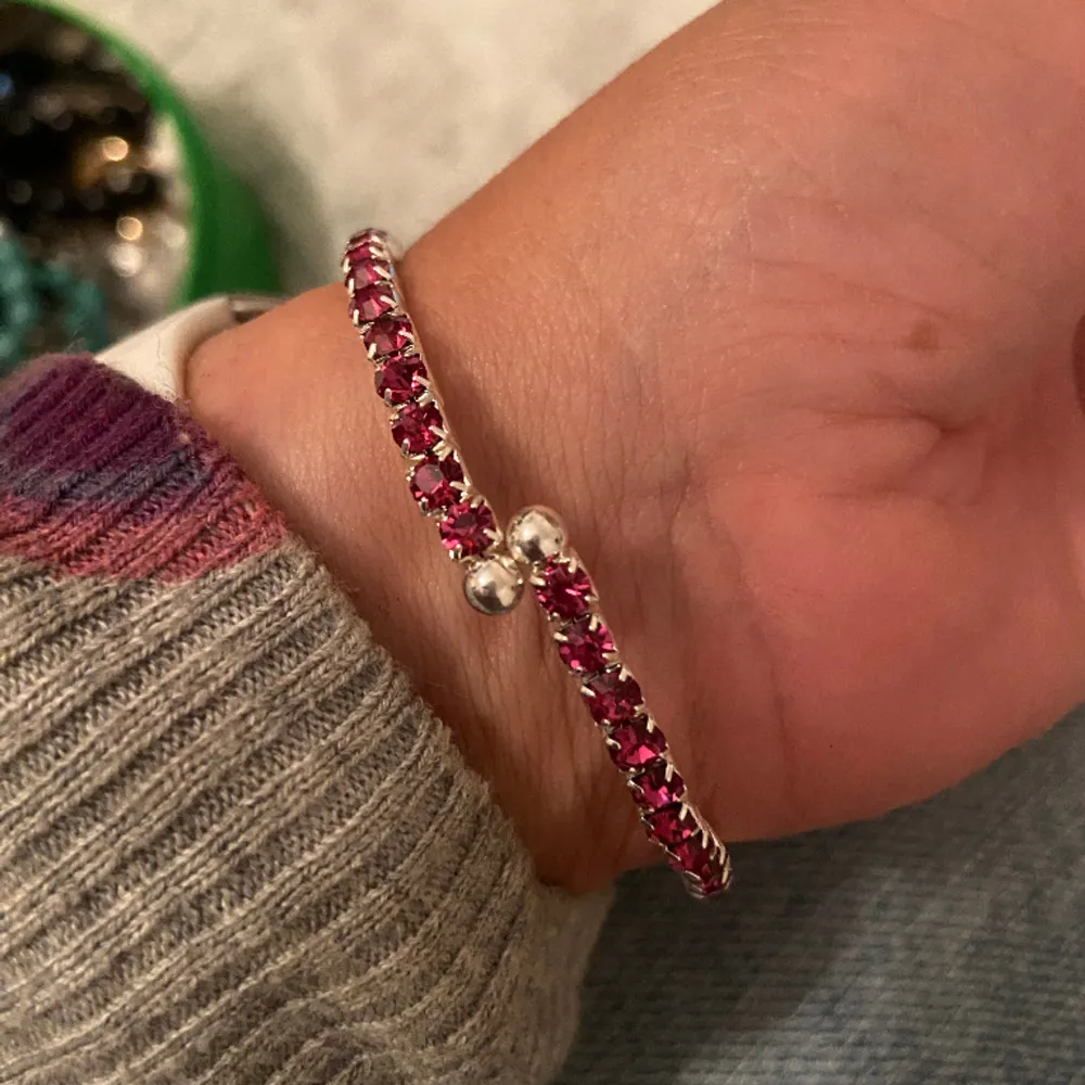 Armband med rosa kristaller liknande armband från Caroline Svedbom . Accessoarer.