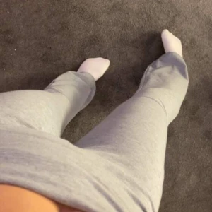 Mjukisbyxor - Jätte mysiga gråa byxor, passar perfekt till vintern nu. Storlek M men passar mer S skulle jag säga. Kontakta mig för mer bilder💕frakten ligger på ca 40kr