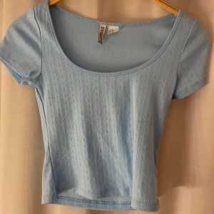 Blå tshirt - Gullig Tshirt från H&M, inte använd🩵