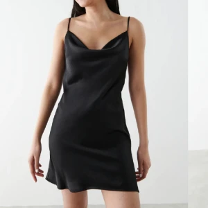 Satin klänning - säljer denna fina satin klänningen. Aldrig använd så lapparna sitter kvar. Har lagt ut en likadan i en beige champagne färg🤍