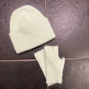 ALVII mössa och torgvantar 💚 - 279kr för båda eller 249kr för bara mössan! 💚 dessa säljs inte längre därav priset! Försten till kvarn 🙏🏼 mintgrön är färgen!!