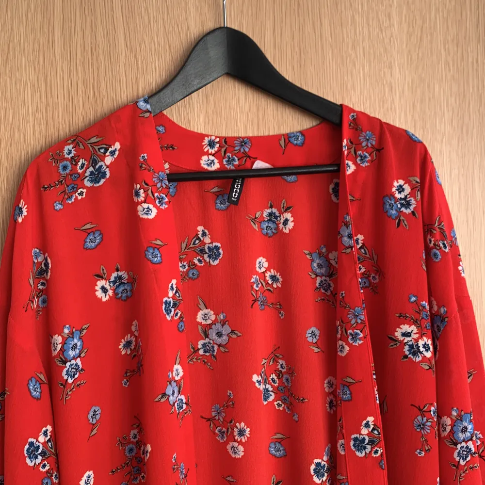 Snygg, röd kimono från H&M. Helt oanvänd. Strl M. ☀️. Tröjor & Koftor.