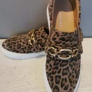 Pavement leopard skor - Helt ny Oanvänd skor.  Loafers från Pavement. Superfint leopardmönster. Tillverkad i mocka med guldspänne på vristen. Bra komfort och normal passform. Gummisula 41 storlek