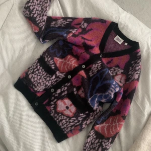 SNS mohair cardigan - cardigan från sneakers n stuff i mycket bra skick 💘  32% mohair 28% ull och resten nylon - perfekta tröjan till vintern!  