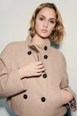Kort kappa - Brun/beige Kort och dubbelknäppt kappa från zara som endast är använd en gång