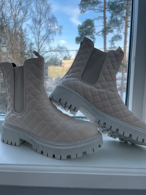 Skor - Jätte söta varma rosa skor som aldrig är använda💗