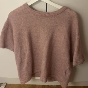 Stickad tröja - Säljer denna för 200kr strl L men mer som en M 