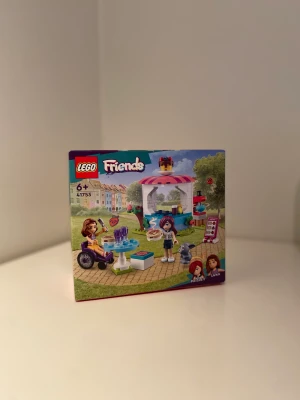 Lego Friends - Säljer Lego friends pga att det inte används. Den har varit uppbyggd och sen nedstoppad i förpackningen igen. Alla bitar finns!