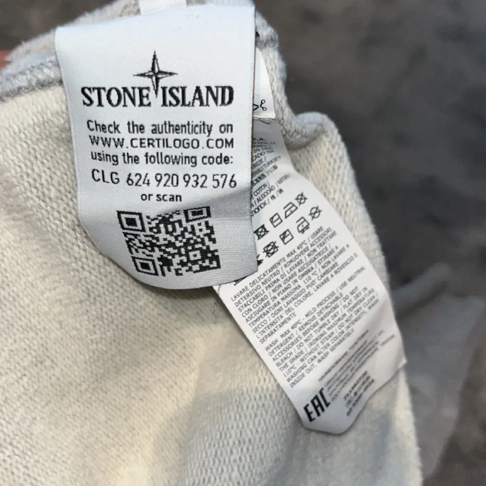 Säljer den här skit snygga stone island sweatshirten den är köpt på deras hemsida för 2300kr för det var rea när jag köpte den annars kostar den 2899kr skicket är 10/10 skulle jag säga har typ alldrig använt den fåtal gånger. Priset kan diskuteras 👍. Tröjor & Koftor.