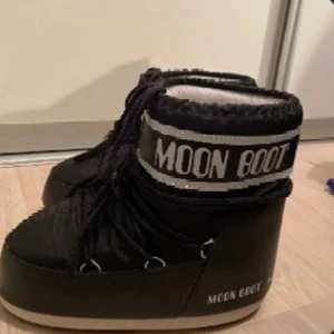Moon boots - Säljer nu mina moon boots då jag inte använder dem. Dom är i bra skick , skriv om ni har några frågor eller vill ha fler bilder