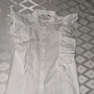 Blus - Söt vit blus, endast använt en gång.