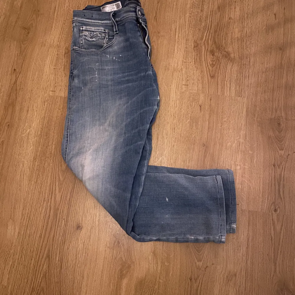 Säljer nu mina replay jeans i modellen anbass | cond 6/10 | nypris: ca 1500kr mitt pris: 350kr | skriv vid funderingar! 🌟. Jeans & Byxor.