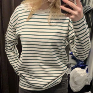 Fin tröja. - Superin tröja från Zara, Andvänd Max 3 gånger. Ny pris 400kr säljer för 200. Pris diskuterbart.