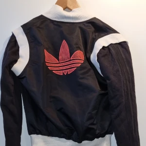 Vintage Adidas 90-tal - Jacka enligt bild i bra skick. Dam bomber jacket med stor logga. 