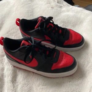 Nike skor - Snygga Nike skor i storlek 39-40. Perfekt julklapp. Nypris är 600kr köpta i USA på nikestore. Säljer på grund av att de aldrig kommit till användning. Säljer för 399kr